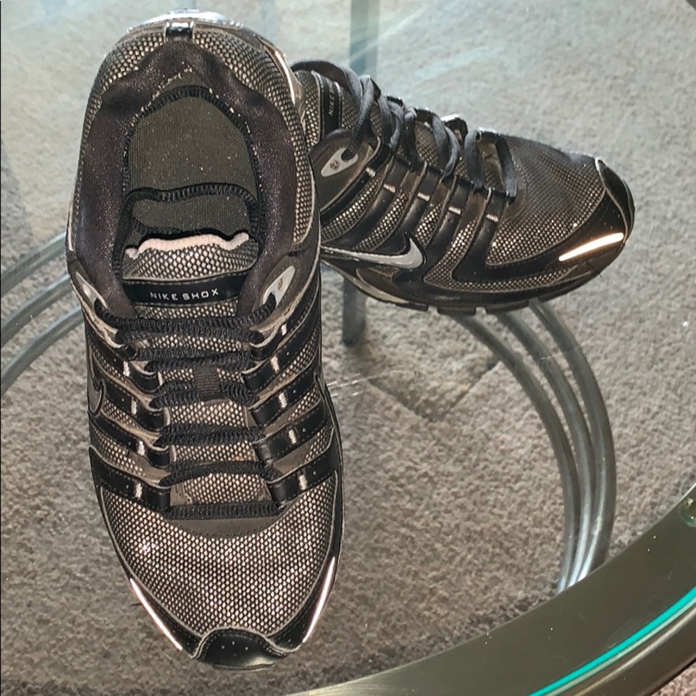 Black Nike Shox